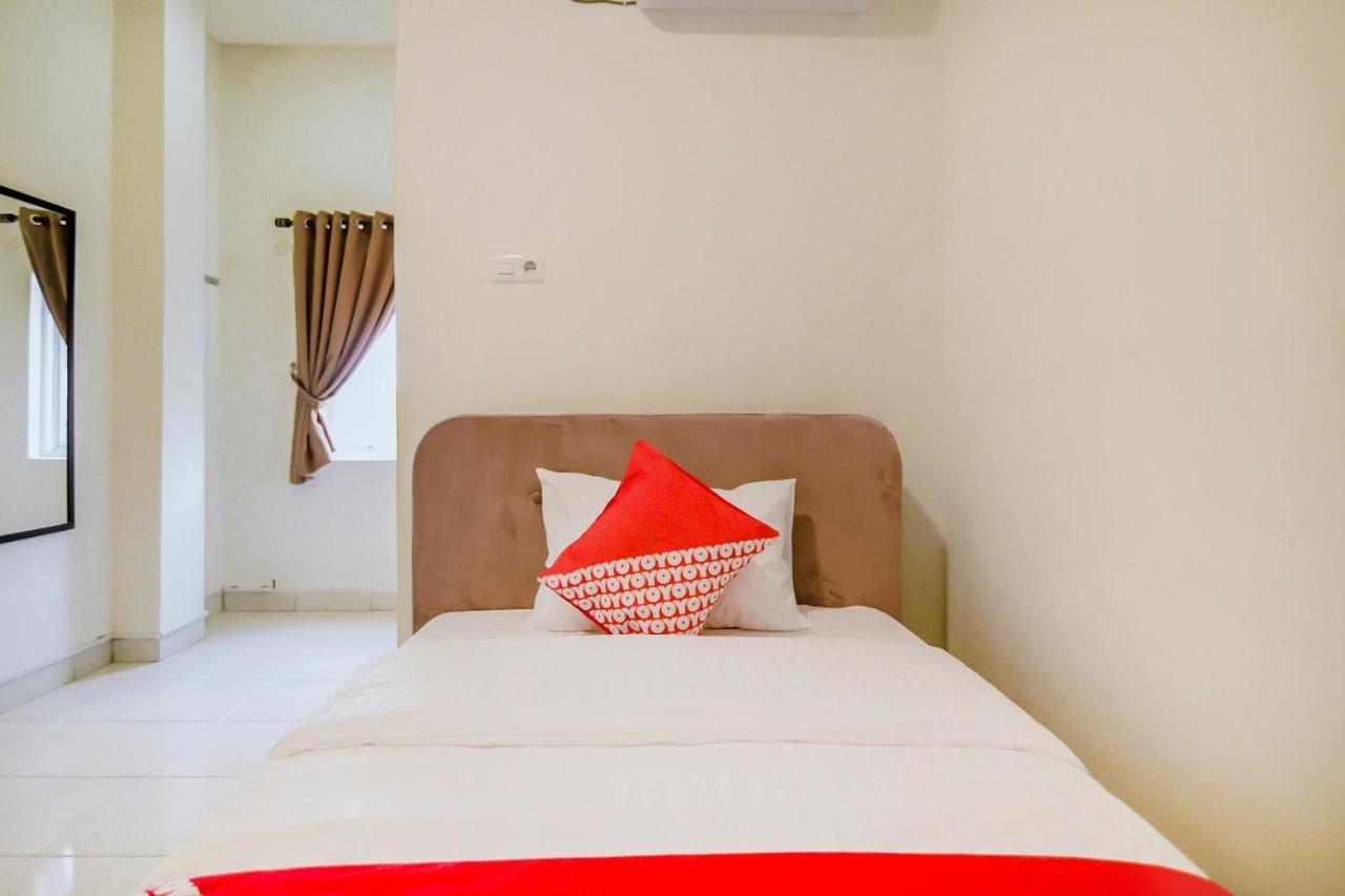 Oyo 183 The Pipe House Hotel Palembang Exterior photo