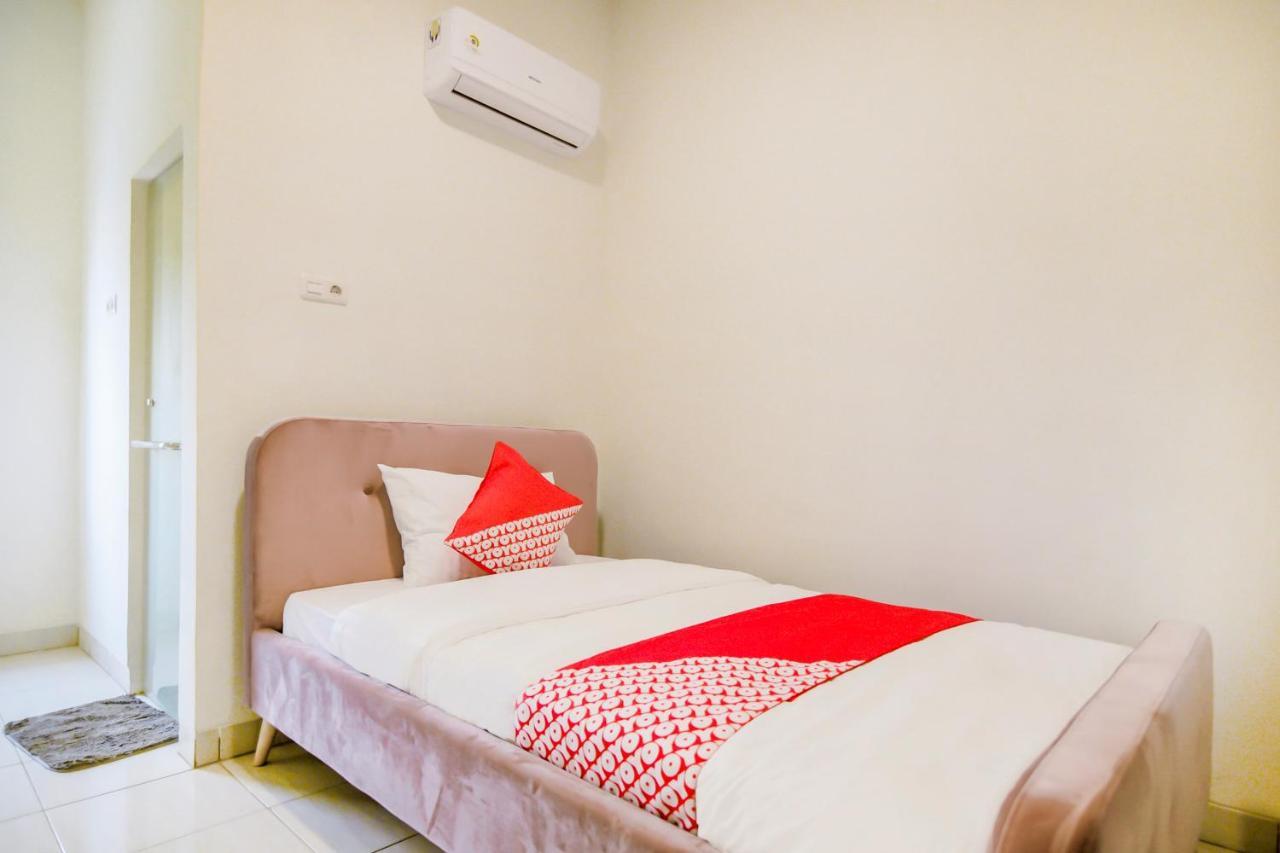 Oyo 183 The Pipe House Hotel Palembang Exterior photo