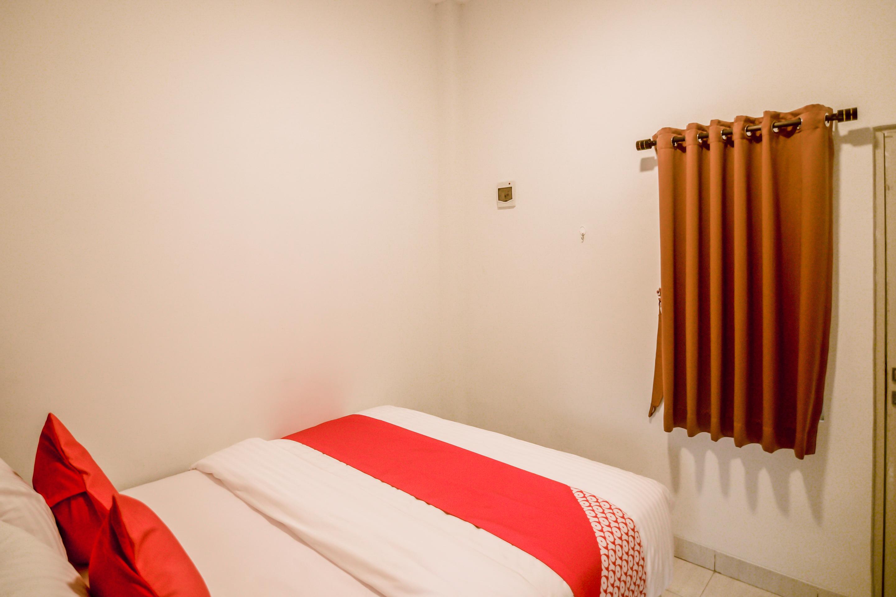 Oyo 183 The Pipe House Hotel Palembang Exterior photo