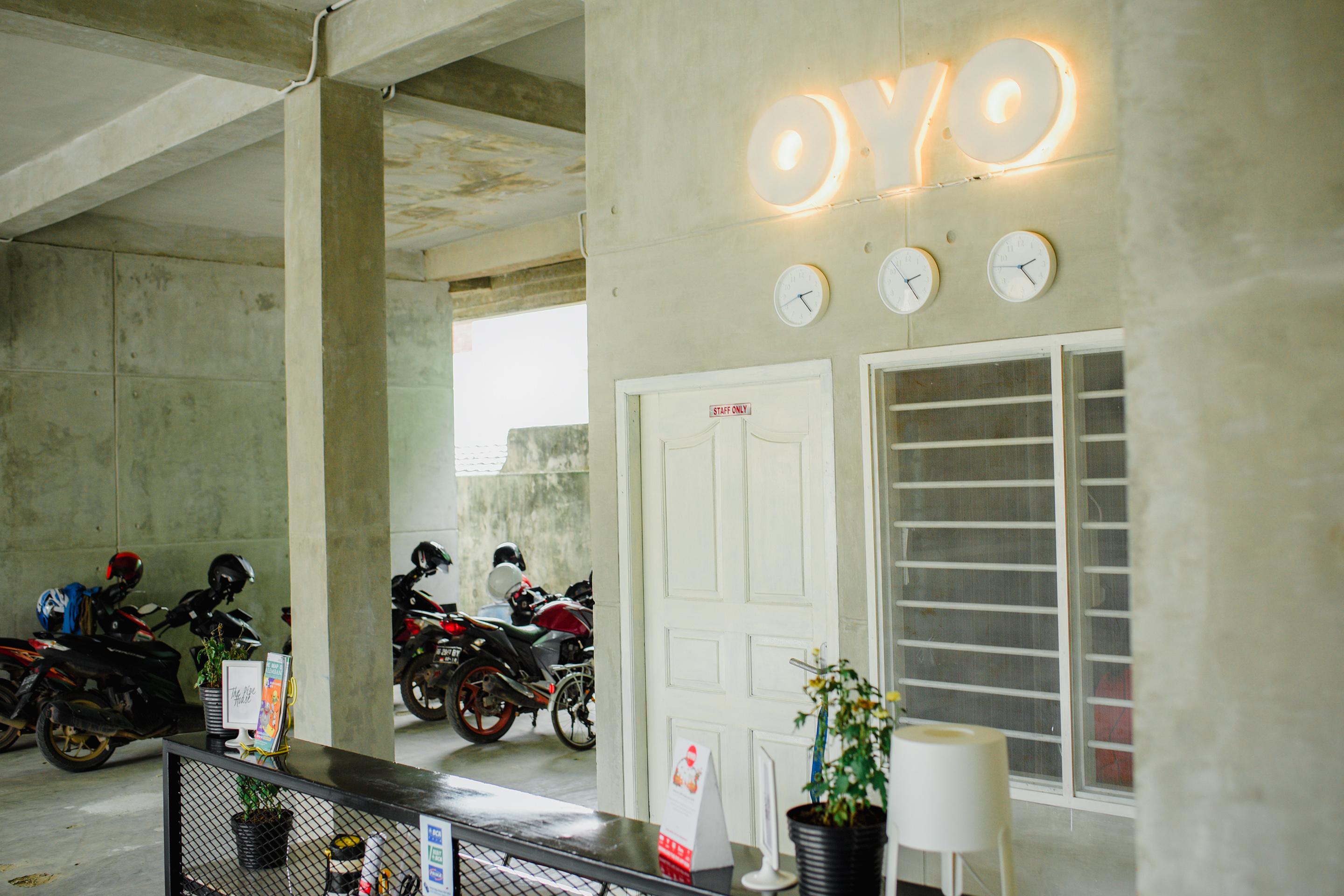 Oyo 183 The Pipe House Hotel Palembang Exterior photo