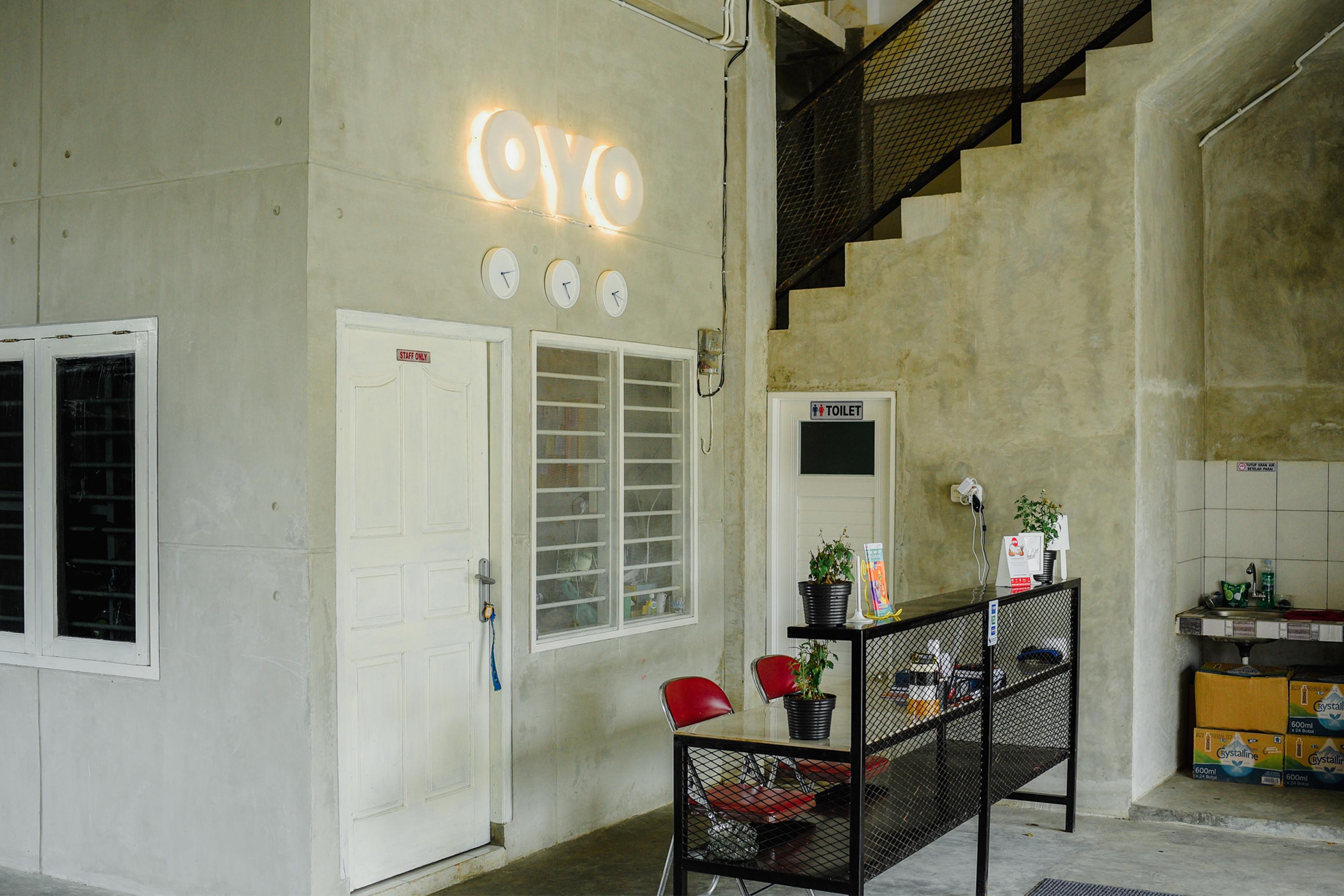 Oyo 183 The Pipe House Hotel Palembang Exterior photo