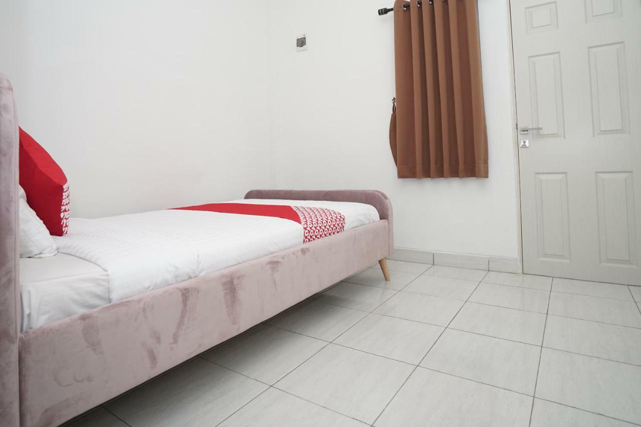 Oyo 183 The Pipe House Hotel Palembang Exterior photo